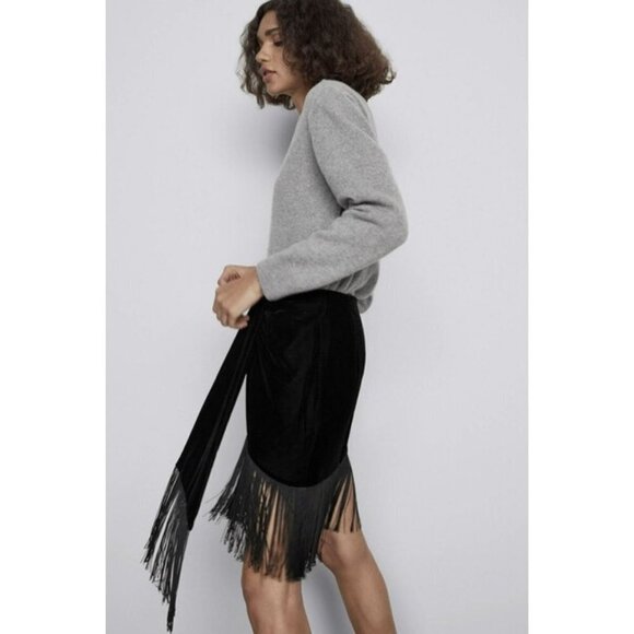 NWOT Zara black crushed velvet-like skirt w/ statement curved hem & fringing, XS - Picture 4 of 9